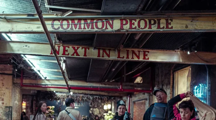 Common People: Κυκλοφόρησε το ντεμπούτο άλμπουμ τους «Next in Line» Common People Next in Line