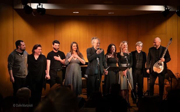 Review: Ταξιδέψαμε στην Τρούμπα του ’60 με τις μελωδίες του Μάριου Στρόφαλη Μάριος Στρόφαλης Porto Leone Μέγαρο Μουσικής Review