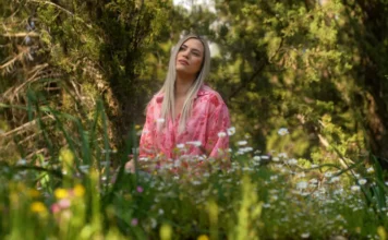 Τάνια Τσιούγκου: «Κράτα με» – Νέο τραγούδι με την υπογραφή του Τάκη Μάβη Τάνια Τσιούγκου Κράτα με