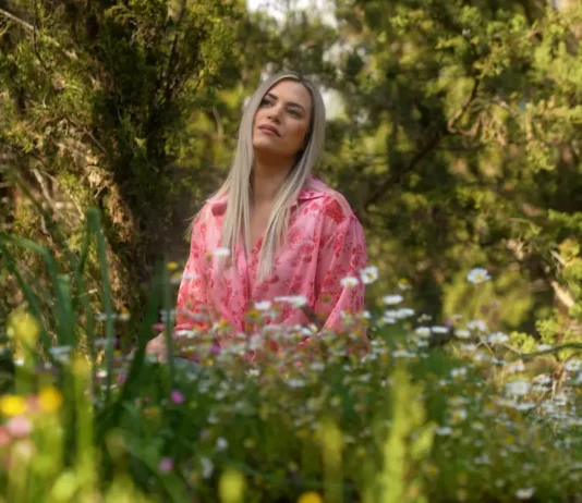 Τάνια Τσιούγκου: «Κράτα με» – Νέο τραγούδι με την υπογραφή του Τάκη Μάβη Τάνια Τσιούγκου Κράτα με