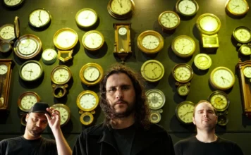 MAD SNEAKS: Το alternative rock συγκρότημα επιστρέφει με το εκρηκτικό νέο video «Dirty Blood» Το εναλλακτικό ροκ συγκρότημα MAD SNEAKS σε προωθητική φωτογραφία για το Dirty Blood