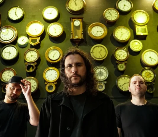 MAD SNEAKS: Το alternative rock συγκρότημα επιστρέφει με το εκρηκτικό νέο video «Dirty Blood» Το εναλλακτικό ροκ συγκρότημα MAD SNEAKS σε προωθητική φωτογραφία για το Dirty Blood