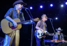 Οι The Waterboys μάγεψαν το κοινό σε μια sold-out βραδιά στοSani Festival 2026 Ο Mike Scott και οι The Waterboys στη sold-out συναυλία τους στο Sani Festival 2026 στον Λόφο της Σάνης