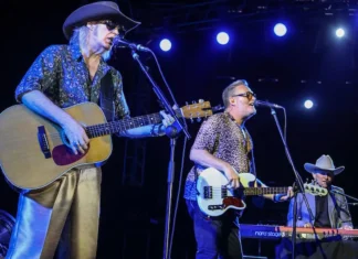 Οι The Waterboys μάγεψαν το κοινό σε μια sold-out βραδιά στοSani Festival 2026 Ο Mike Scott και οι The Waterboys στη sold-out συναυλία τους στο Sani Festival 2026 στον Λόφο της Σάνης
