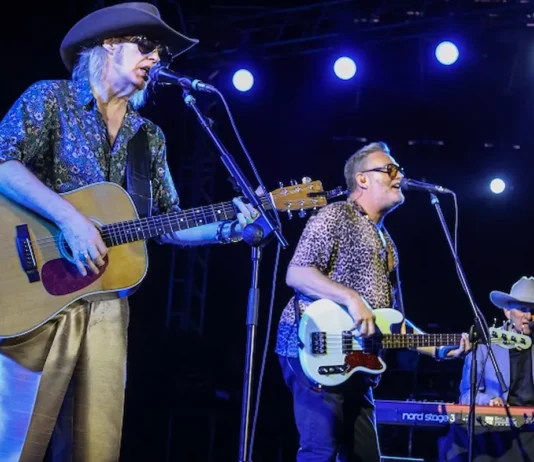 Οι The Waterboys μάγεψαν το κοινό σε μια sold-out βραδιά στοSani Festival 2026 Ο Mike Scott και οι The Waterboys στη sold-out συναυλία τους στο Sani Festival 2026 στον Λόφο της Σάνης