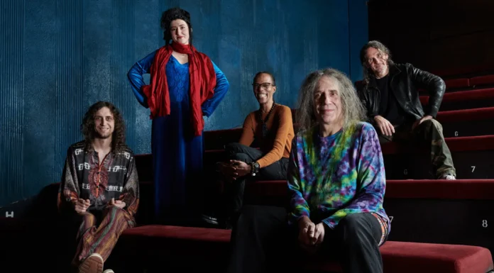 Οι αρχιτέκτονες του space rock Ozric Tentacles στο Gazarte Ground Stage Οι Ozric Tentacles, ένα από τα πιο εμβληματικά και επιδραστικά ονόματα της παγκόσμιας ψυχεδελικής και progressive σκηνής, επιστρέφουν στην Αθήνα.