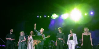«Τι να θυμηθώ, τι να ξεχάσω…»: Συγκλονιστική βραδιά μνήμης και συγκίνησης στο μεγάλο αφιέρωμα για τον Απόστολο Καλδάρα στο Θέατρο Βράχων