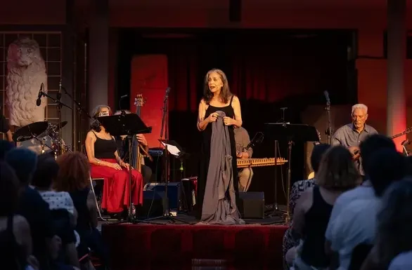 «Τα πέπλα της» στο Ρωμαϊκό Ωδείο Πατρών «Τα πέπλα της» στο Ρωμαϊκό Ωδείο Πατρών